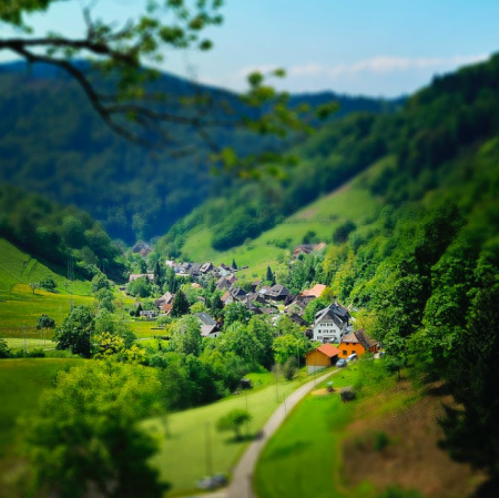 Village au fonds d'une vallée verdoyante en France,